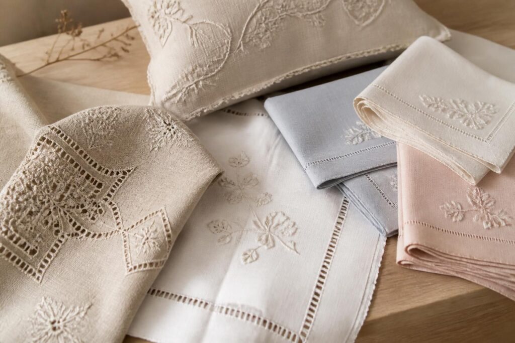 découvrez comment reconnaître et choisir de magnifiques ouvrages de broderie sur linge de maison pour sublimer votre décoration intérieure avec élégance.