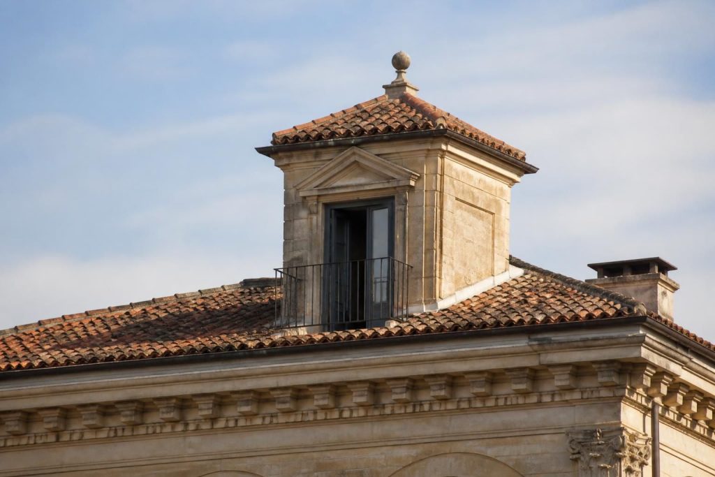 découvrez la définition de l'édicule toiture et ses fonctions essentielles dans l’architecture, alliant esthétique et utilité pour les bâtiments.